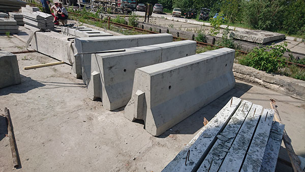 Три блока дорожных бетонных